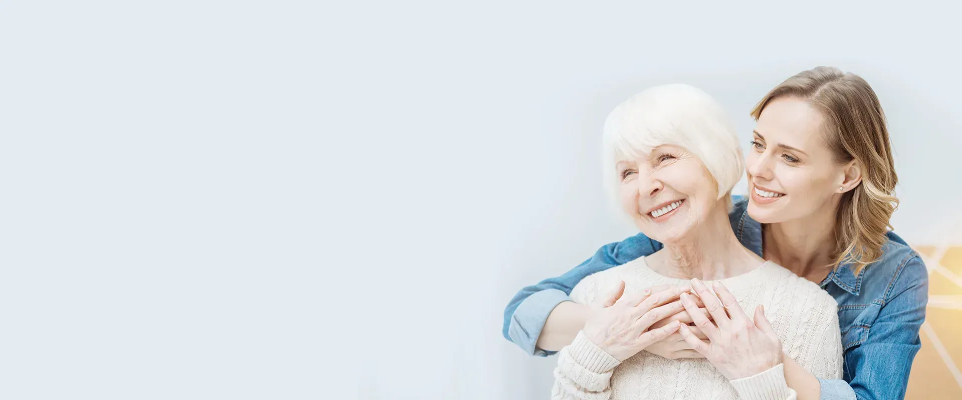 Pflegerin umarmt eine Seniorin herzlich – gelebte Werte bei PRICA